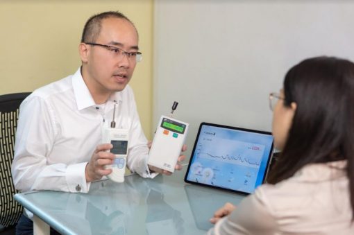 普印通許紋賓經理說明去除油煙味的關鍵是靠分解-協助餐廳店家解決臭味困擾1024x680